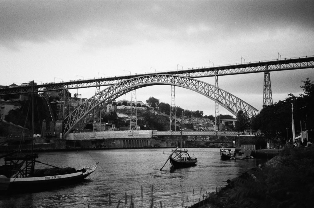 Photo en noir et blanc du célèbre pont en métal Dom-Luís à Porto.