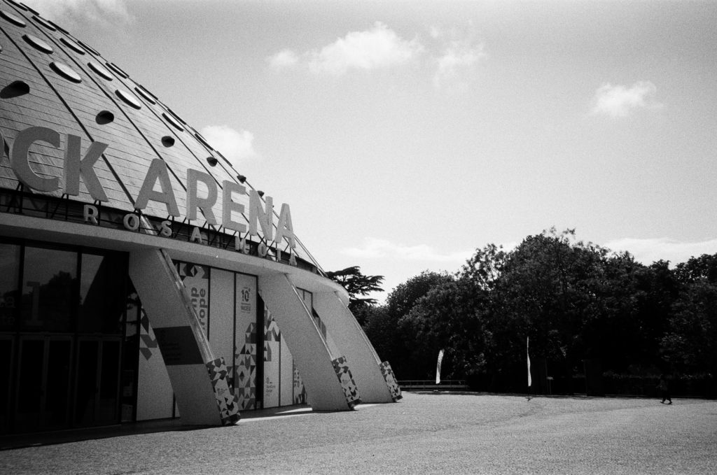 Photo en noir et blanc de l'entrée de la Super Bock Arena à Porto.