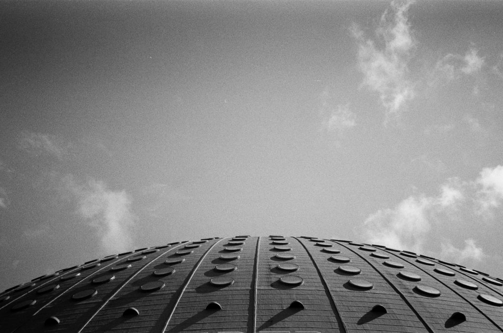 Photo en noir et blanc du toit de la Super Bock Arena à Porto.